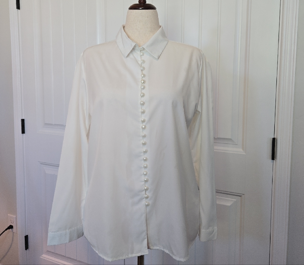 BEAUTIFUL WHITE 22 BUTTON BLOUSE L